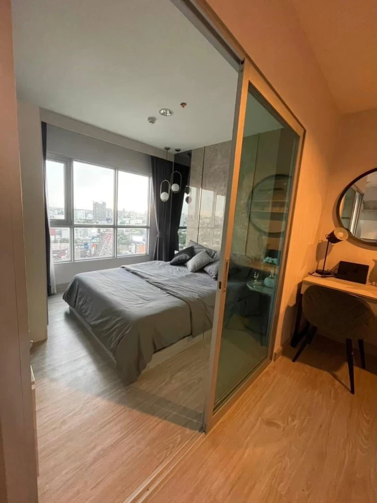 For rent: Aspire Ngamwongwan, 27th floor, beautiful room, fully furnished, super cool, book now before it's gone.