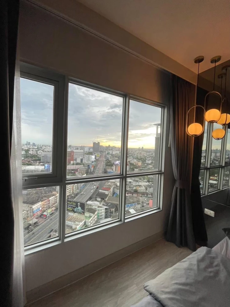 For rent: Aspire Ngamwongwan, 27th floor, beautiful room, fully furnished, super cool, book now before it's gone.
