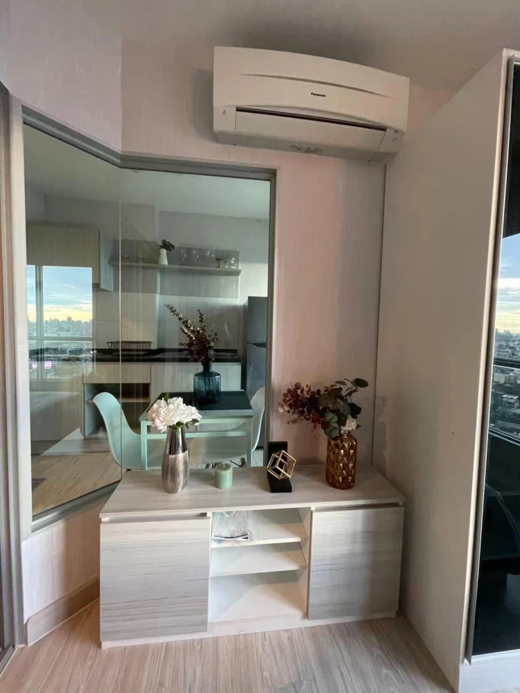 For rent: Aspire Ngamwongwan, 27th floor, beautiful room, fully furnished, super cool, book now before it's gone.