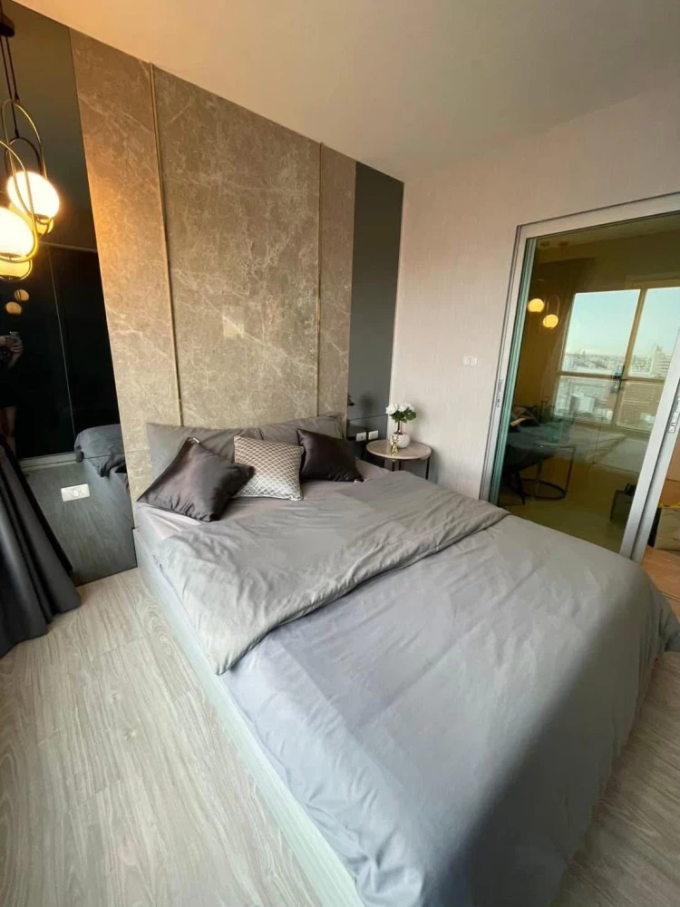 For rent: Aspire Ngamwongwan, 27th floor, beautiful room, fully furnished, super cool, book now before it's gone.