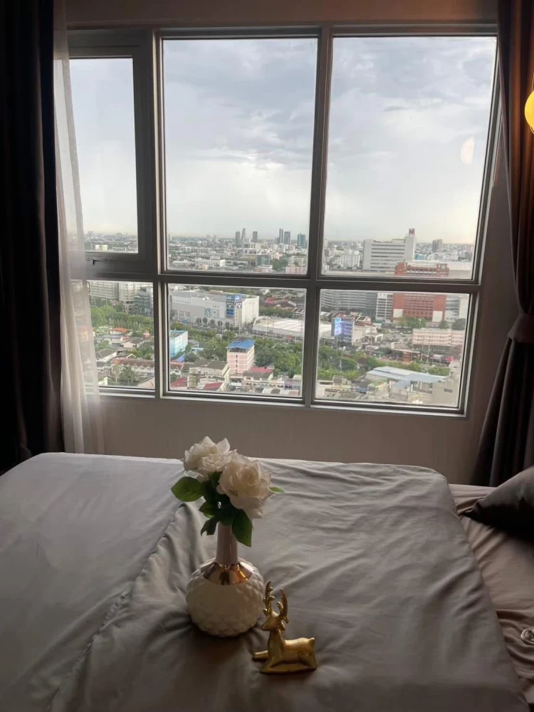 For rent: Aspire Ngamwongwan, 27th floor, beautiful room, fully furnished, super cool, book now before it's gone.