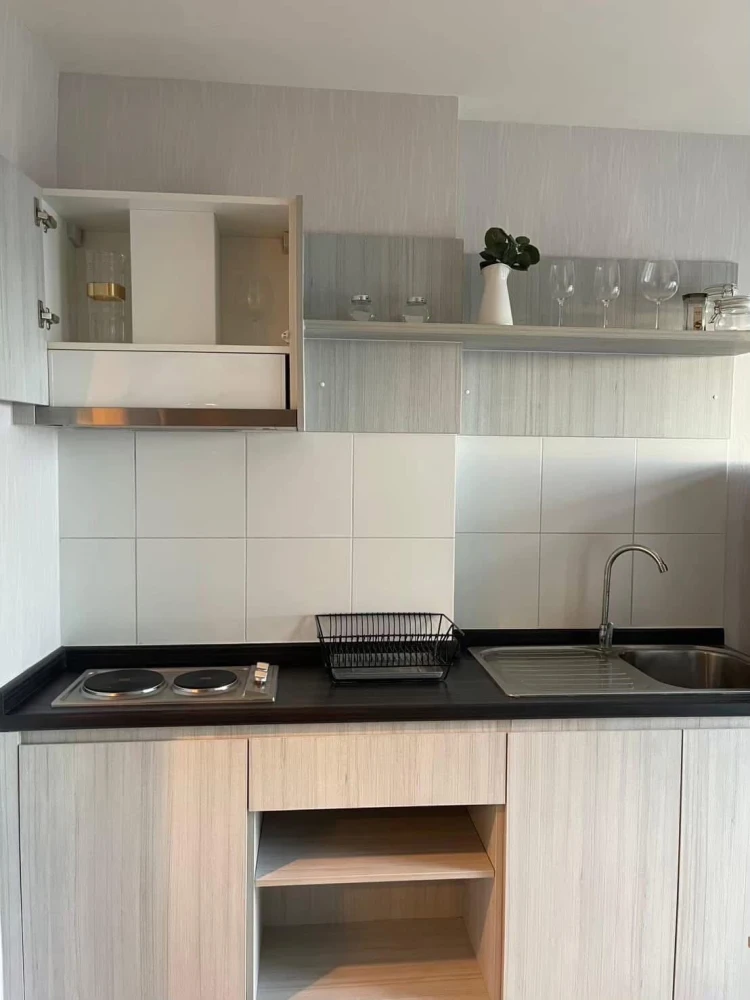 For rent: Aspire Ngamwongwan, 27th floor, beautiful room, fully furnished, super cool, book now before it's gone.