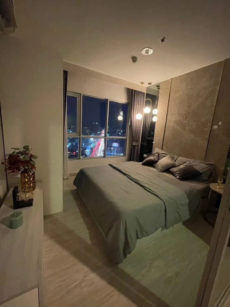 For rent: Aspire Ngamwongwan, 27th floor, beautiful room, fully furnished, super cool, book now before it's gone.