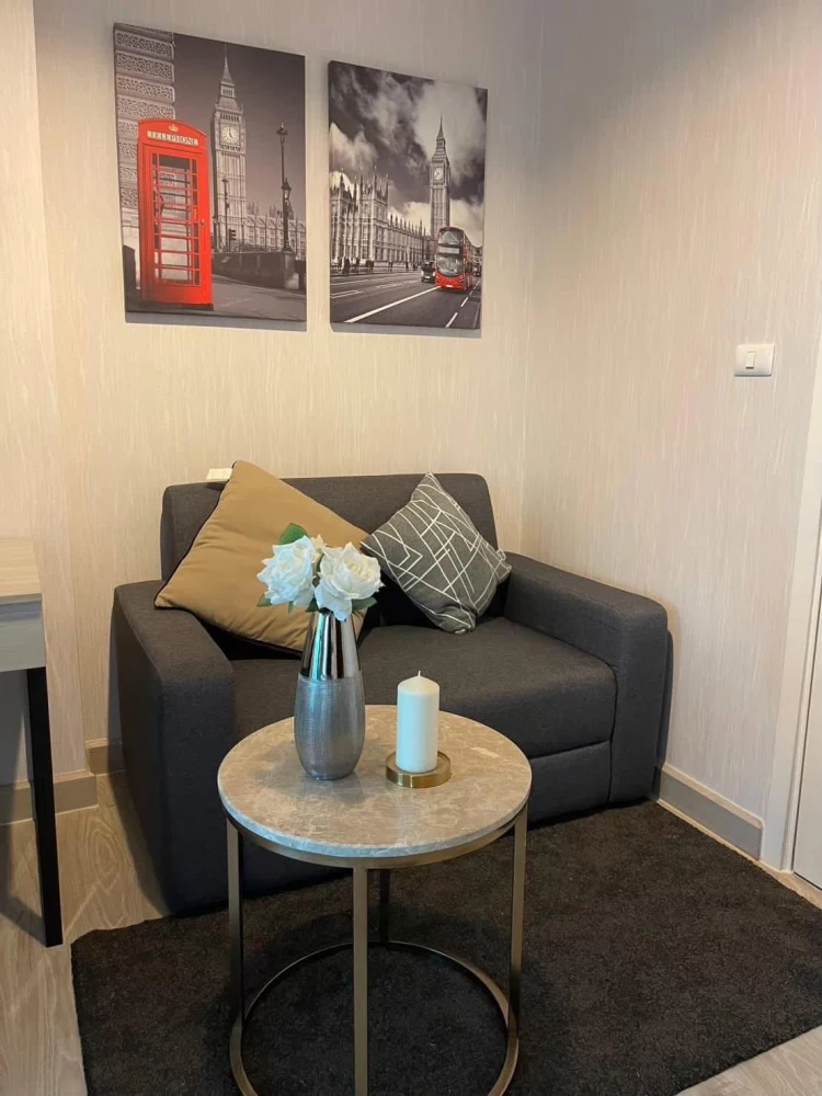 For rent: Aspire Ngamwongwan, 27th floor, beautiful room, fully furnished, super cool, book now before it's gone.