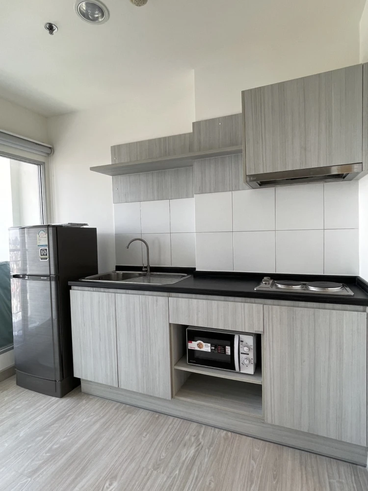 For rent: Aspire Ngamwongwan, a nice room, good location, fully furnished at a great price. With a good deal like this, what are you waiting for?