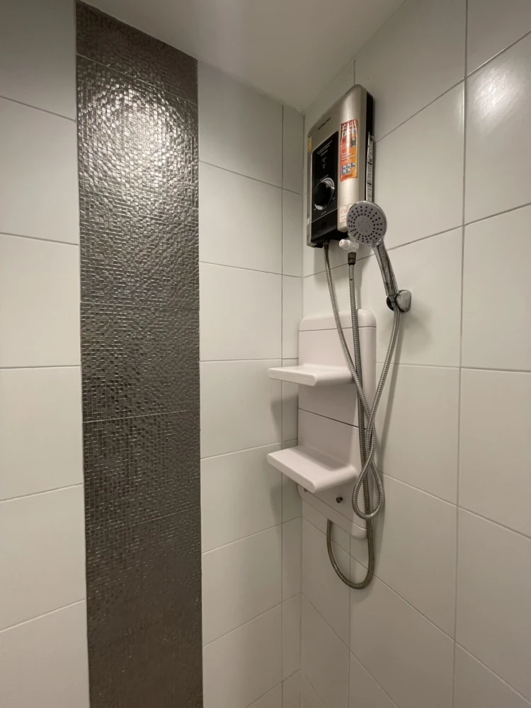For rent: Aspire Ngamwongwan, a nice room, good location, fully furnished at a great price. With a good deal like this, what are you waiting for?