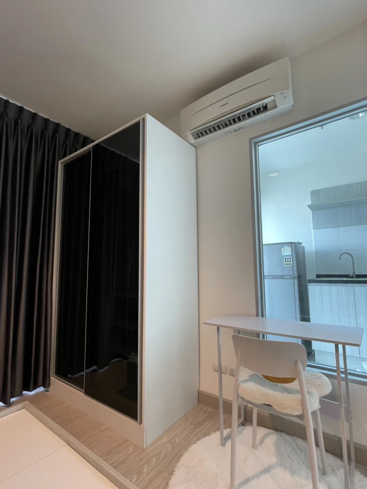 For rent: Aspire Ngamwongwan, a nice room, good location, fully furnished at a great price. With a good deal like this, what are you waiting for?