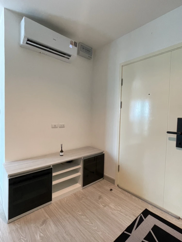 For rent: Aspire Ngamwongwan, a nice room, good location, fully furnished at a great price. With a good deal like this, what are you waiting for?