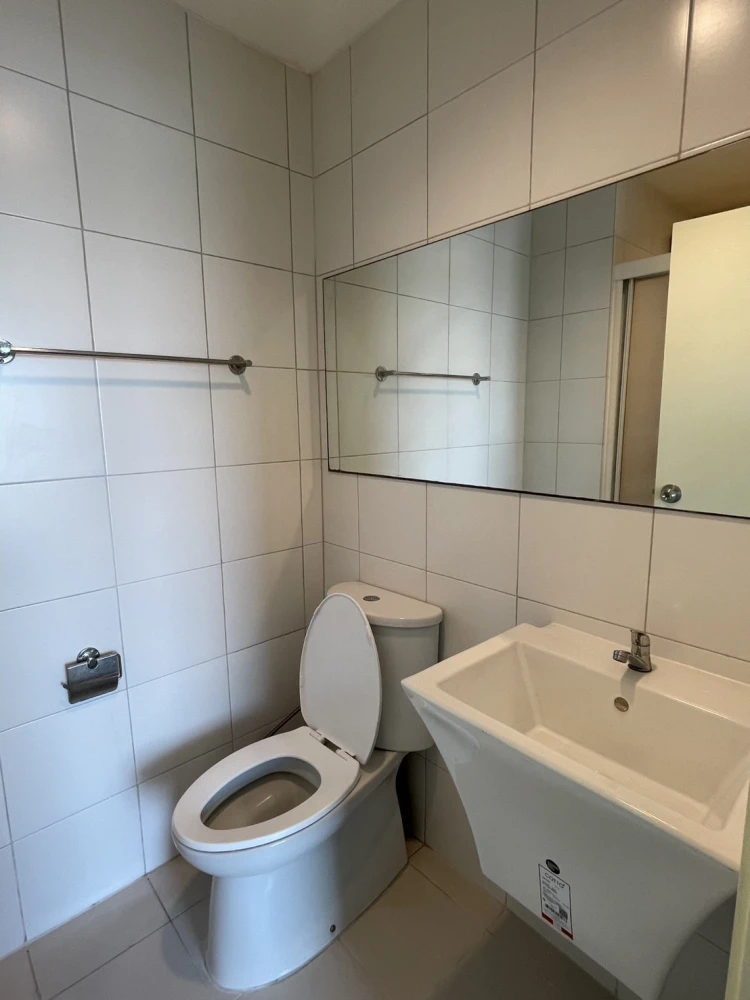 For rent: Aspire Ngamwongwan, a nice room, good location, fully furnished at a great price. With a good deal like this, what are you waiting for?