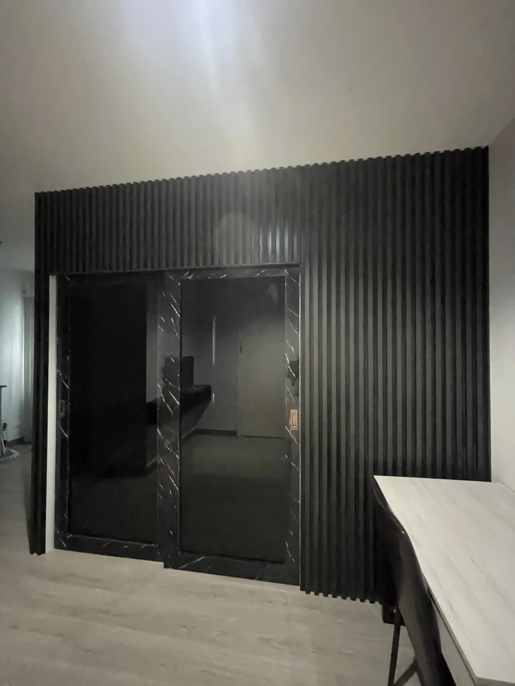For rent: Aspire Ngamwongwan, a lovely room with high-quality built-in furniture and a walk-in closet. Book now!