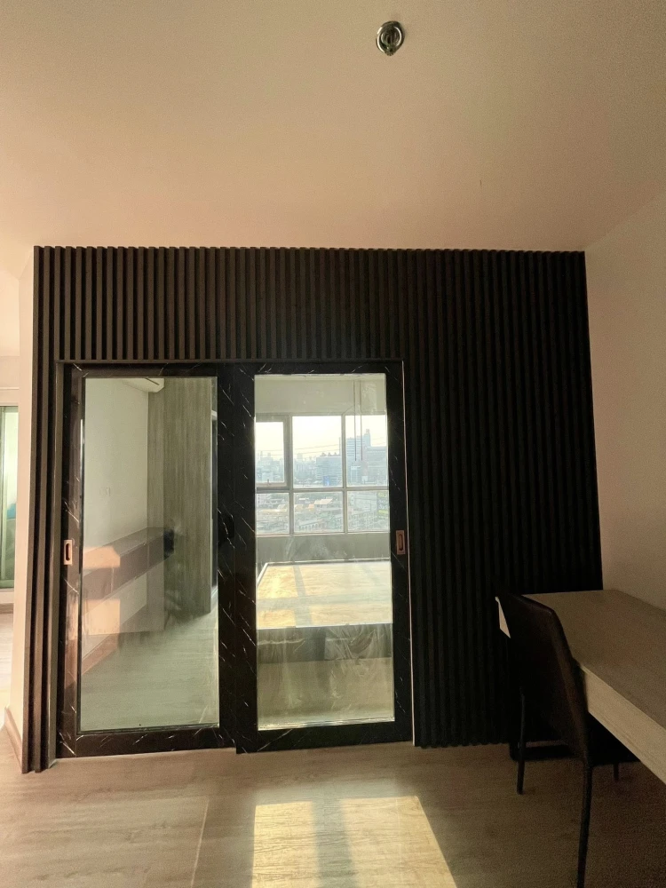 For rent: Aspire Ngamwongwan, a lovely room with high-quality built-in furniture and a walk-in closet. Book now!