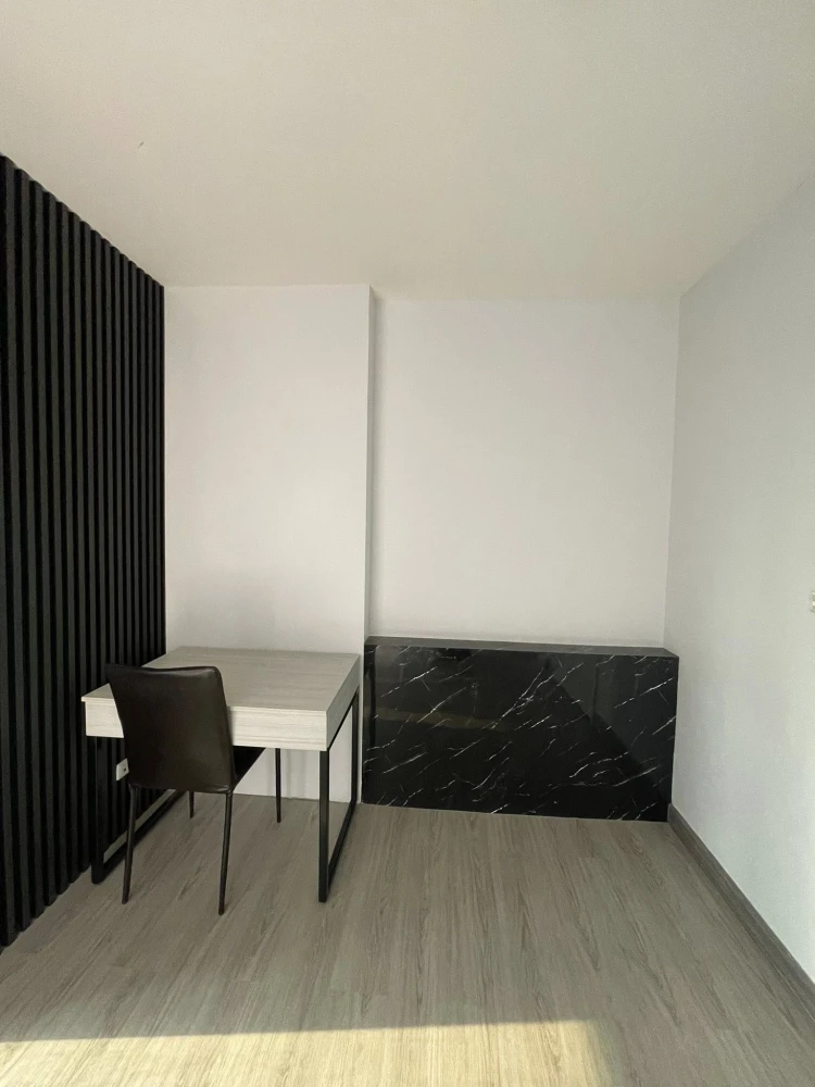 For rent: Aspire Ngamwongwan, a lovely room with high-quality built-in furniture and a walk-in closet. Book now!