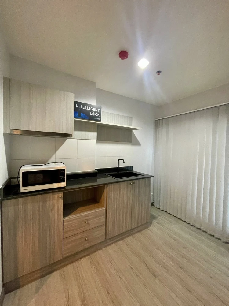 For rent: Aspire Ngamwongwan, a lovely room with high-quality built-in furniture and a walk-in closet. Book now!