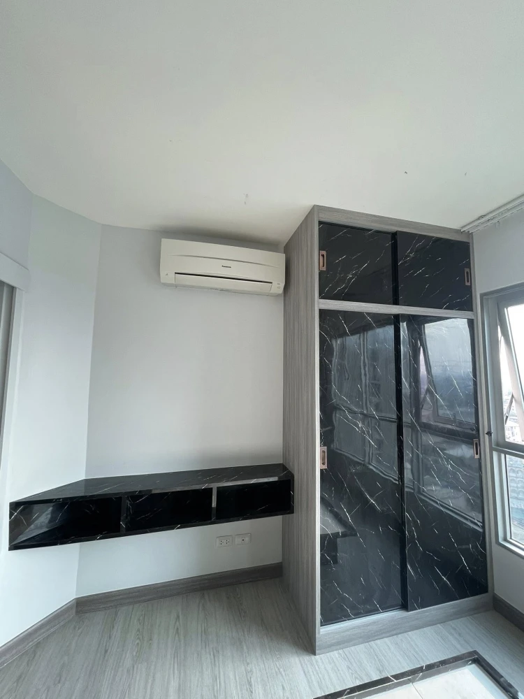 For rent: Aspire Ngamwongwan, a lovely room with high-quality built-in furniture and a walk-in closet. Book now!