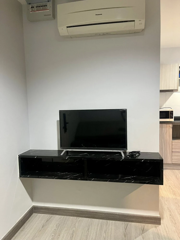 For rent: Aspire Ngamwongwan, a lovely room with high-quality built-in furniture and a walk-in closet. Book now!