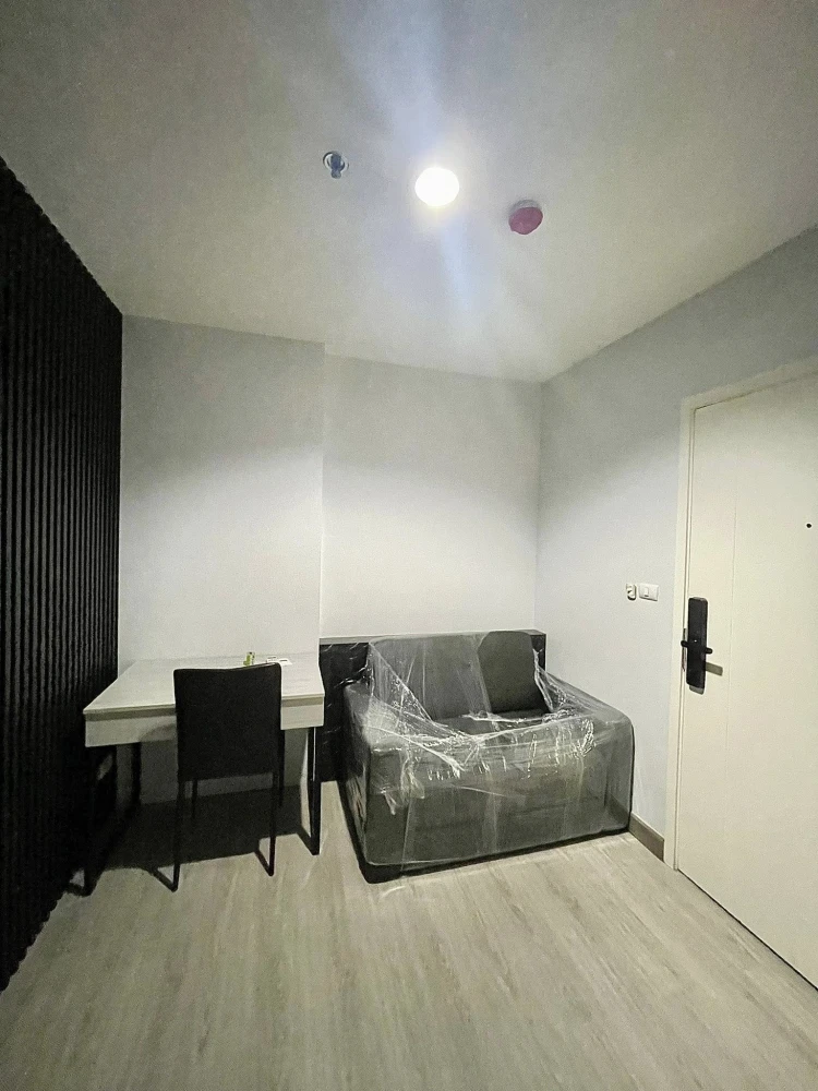 For rent: Aspire Ngamwongwan, a lovely room with high-quality built-in furniture and a walk-in closet. Book now!