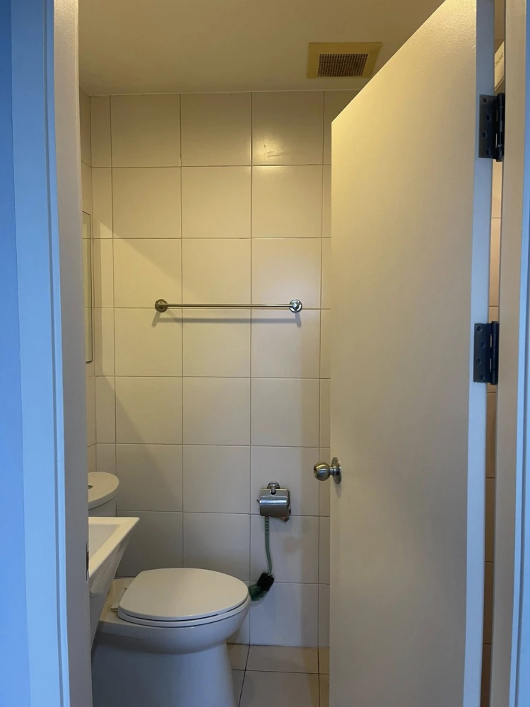 For rent: Aspire Ngamwongwan, a lovely room with high-quality built-in furniture and a walk-in closet. Book now!