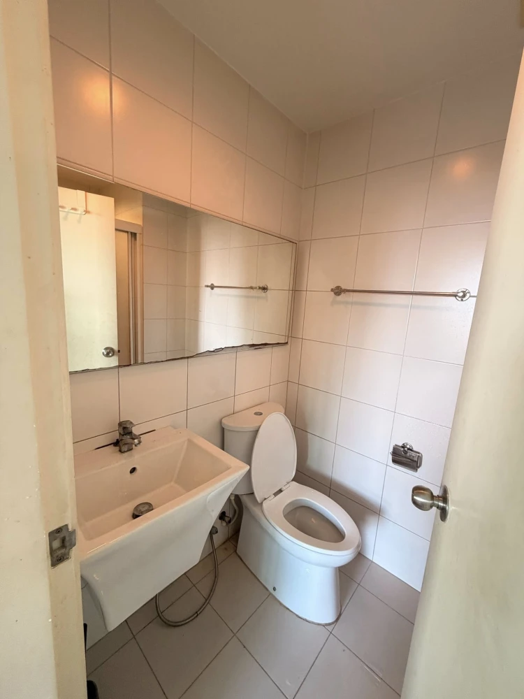 For rent: Aspire Ngamwongwan, ready-to-move-in room, affordable price. Book now!