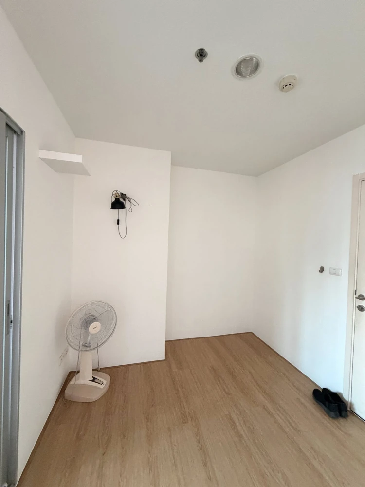 For rent: Aspire Ngamwongwan, ready-to-move-in room, affordable price. Book now!