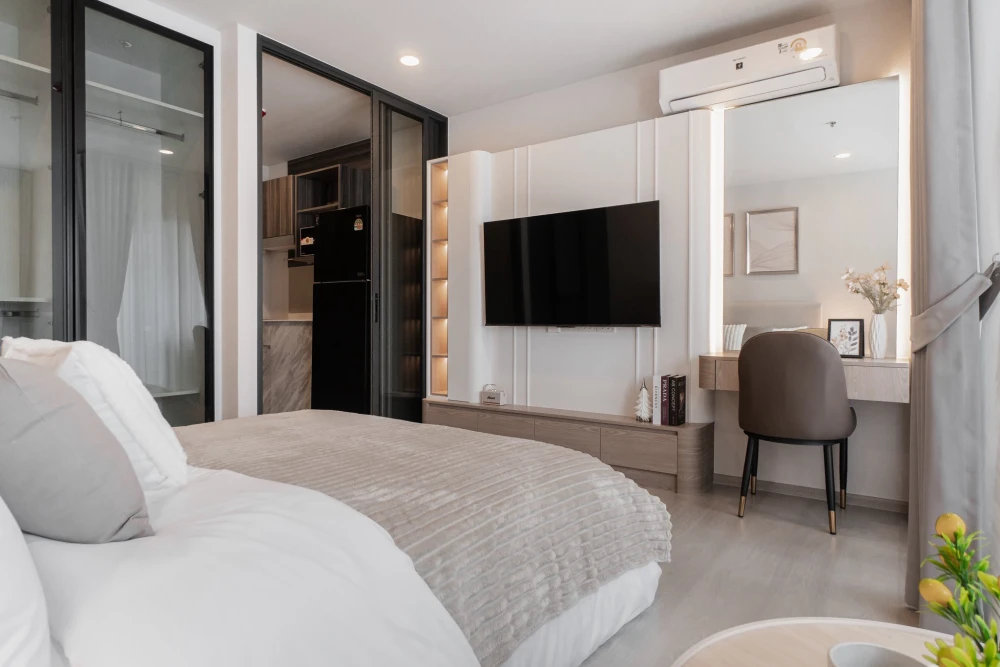 For rent: Aspire Onnut Station High Floor: 30th floor, unobstructed panoramic city view, no buildings blocking the view, cool breeze all day long. Boo