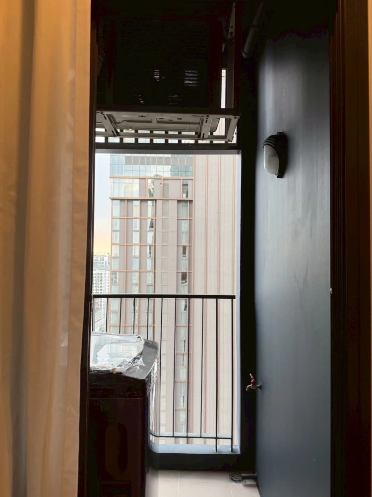 Aspire Onnut Station Studio Room for rent, decorated in a theme tone, comes with complete furniture. Hurry and reserve now!