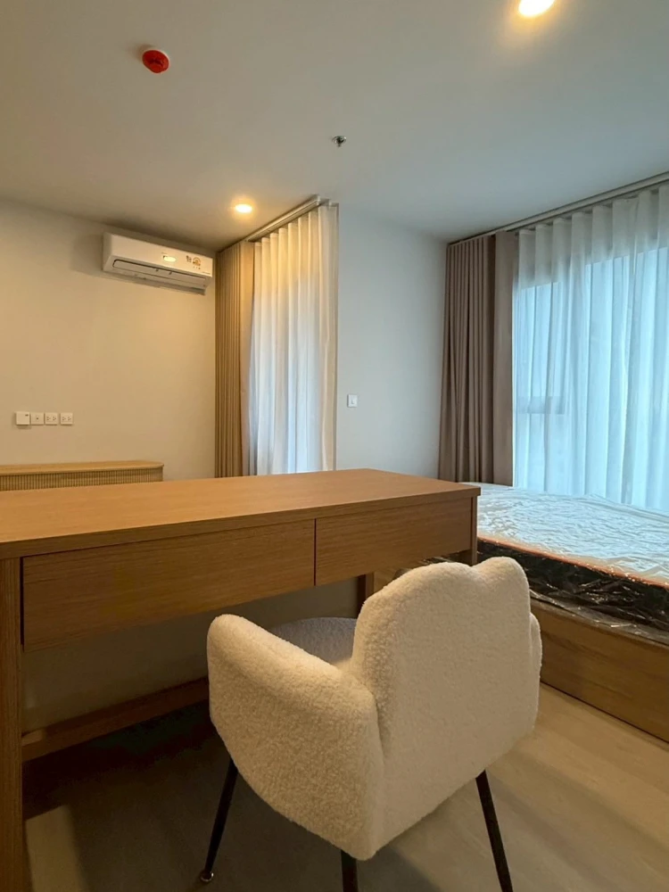 Aspire Onnut Station Studio Room for rent, decorated in a theme tone, comes with complete furniture. Hurry and reserve now!