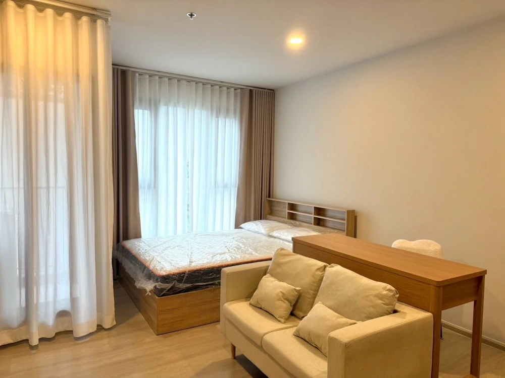 Aspire Onnut Station Studio Room for rent, decorated in a theme tone, comes with complete furniture. Hurry and reserve now!