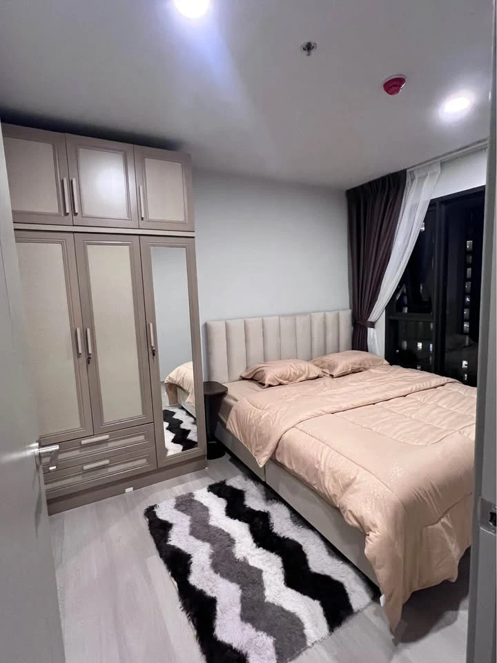 Aspire Onnut Station corner room for rent, 24th floor, river bend view, sunset view. Come and reserve today.