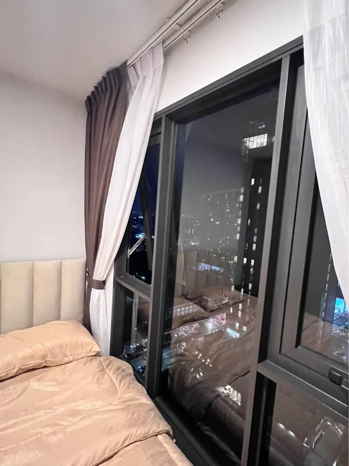 Aspire Onnut Station corner room for rent, 24th floor, river bend view, sunset view. Come and reserve today.
