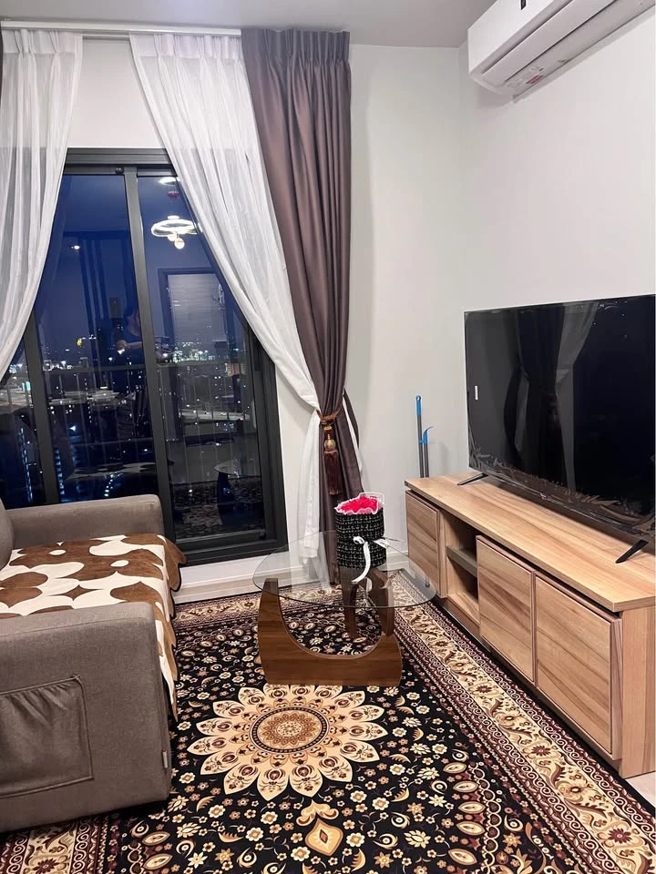 Aspire Onnut Station corner room for rent, 24th floor, river bend view, sunset view. Come and reserve today.