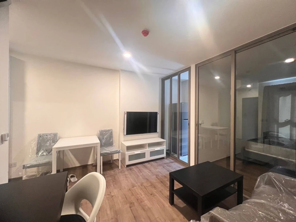 For rent: Aspire Pinklao - Arun Ammarin. Pool and garden view. Room is far from the garbage room and elevator, ensuring peace and quiet. Don't miss ou