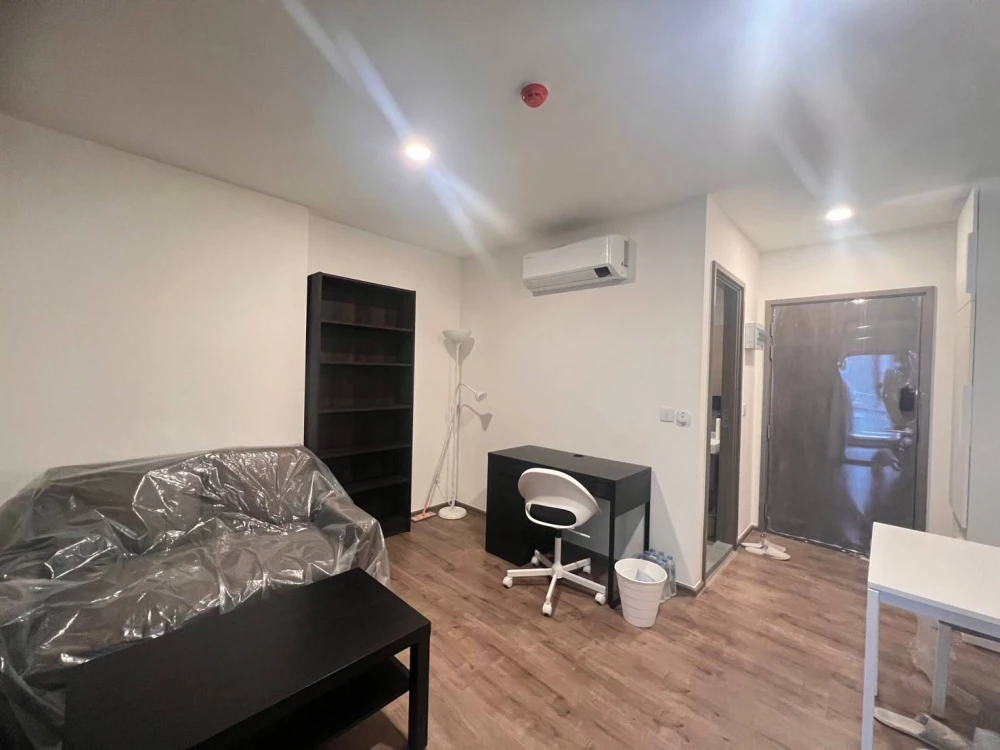 For rent: Aspire Pinklao - Arun Ammarin. Pool and garden view. Room is far from the garbage room and elevator, ensuring peace and quiet. Don't miss ou