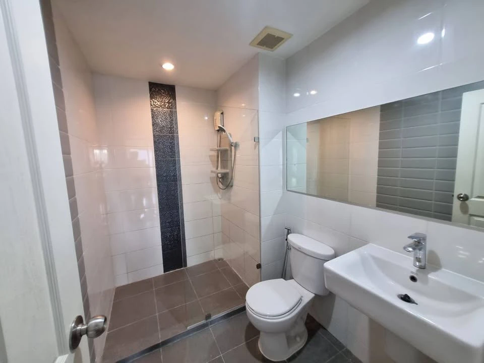 For rent: Aspire Rama 9, 10th floor, fully furnished, ready to move in. If interested, hurry and reserve now. Don't miss out!