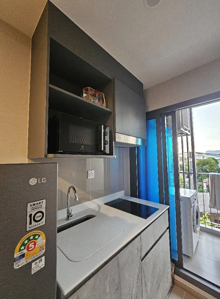 For rent: Aspire Ratchayothin, 4th floor, Building C, outside kitchen, fully furnished, just bring your bag and move in.