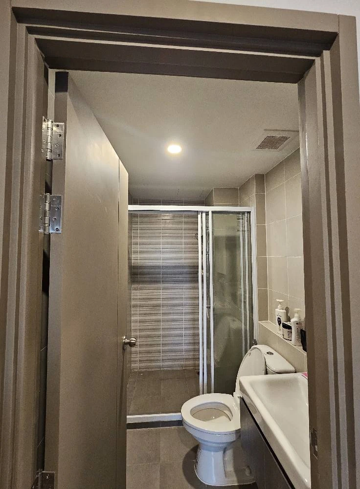 For rent: Aspire Ratchayothin, 4th floor, Building C, outside kitchen, fully furnished, just bring your bag and move in.