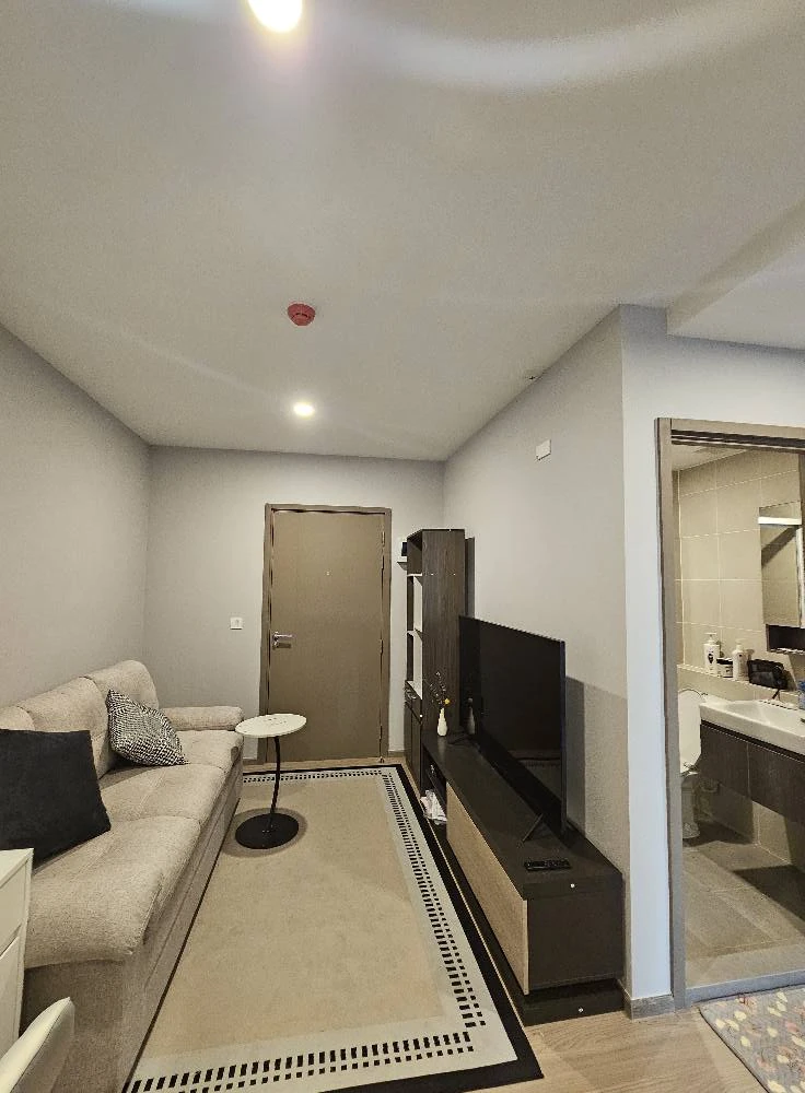 For rent: Aspire Ratchayothin, 4th floor, Building C, outside kitchen, fully furnished, just bring your bag and move in.