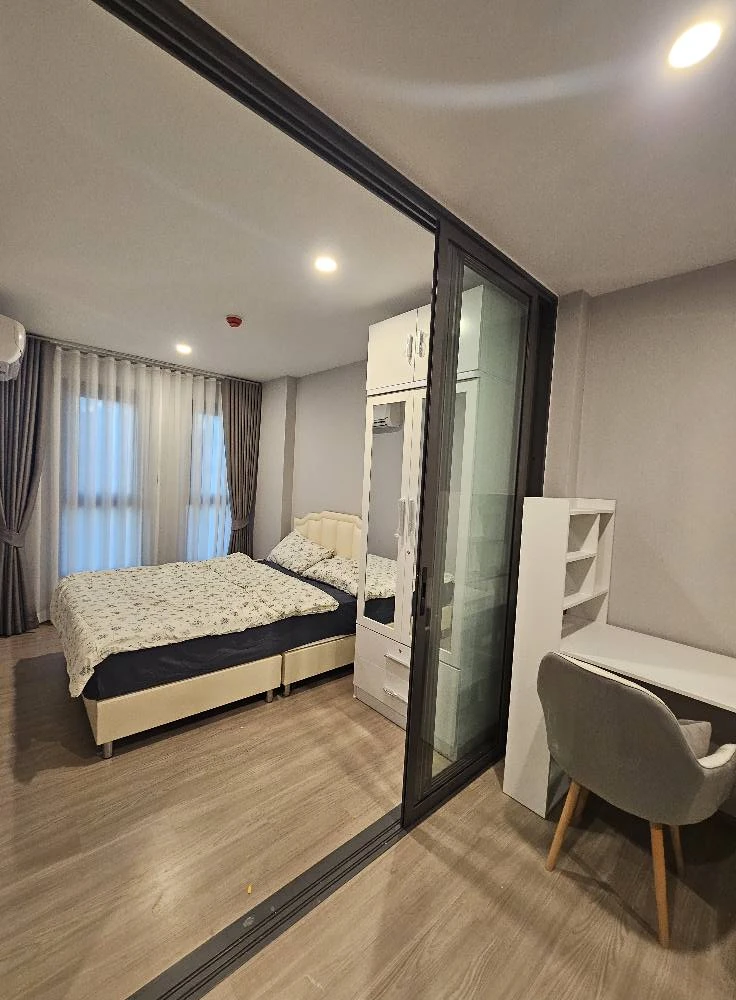 For rent: Aspire Ratchayothin, 4th floor, Building C, outside kitchen, fully furnished, just bring your bag and move in.