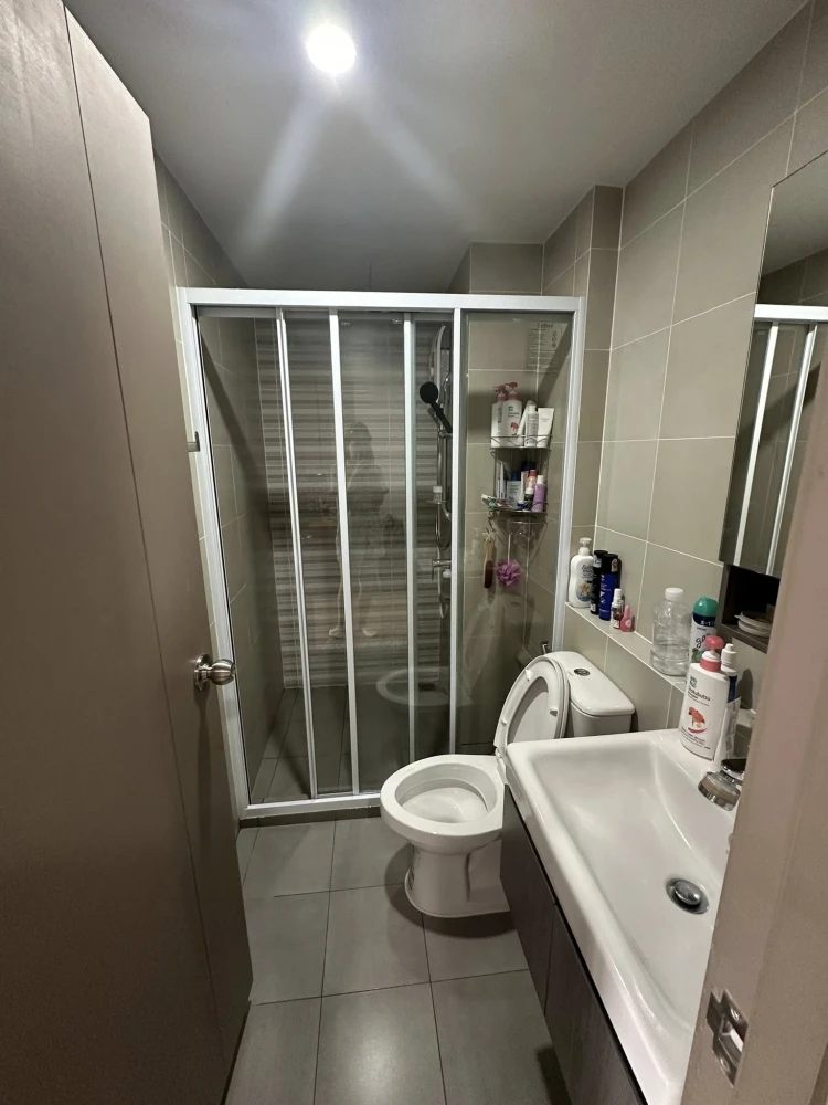 For rent: Aspire Ratchayothin. Nice room with high-quality built-in furniture and complete amenities. Don't miss out!