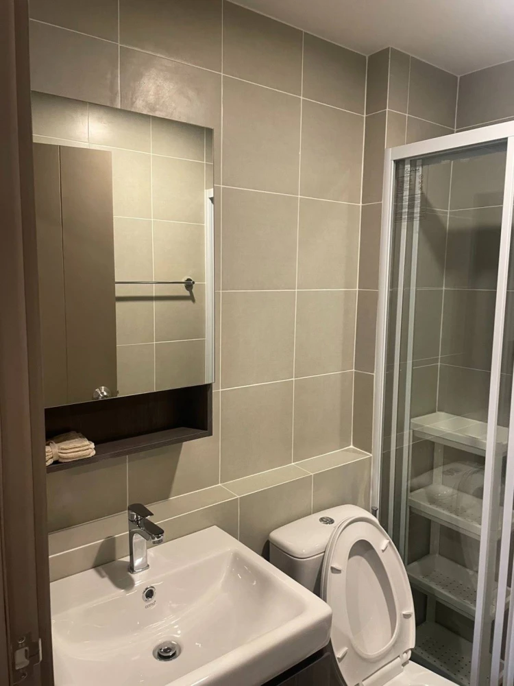 For rent: Aspire Ratchayothin, fully furnished room, move in with your bags immediately. If interested, hurry and book now. Don't miss out.