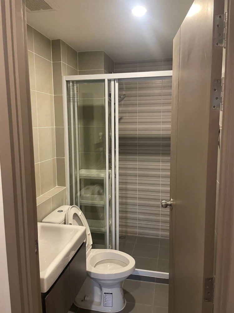 For rent: Aspire Ratchayothin, fully furnished room, move in with your bags immediately. If interested, hurry and book now. Don't miss out.