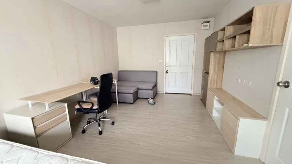 For rent: Aspire Sathorn - Taksin (Copper Zone). Low floor unit, comfortable and fully furnished. Affordable price. Complete amenities. Book now!