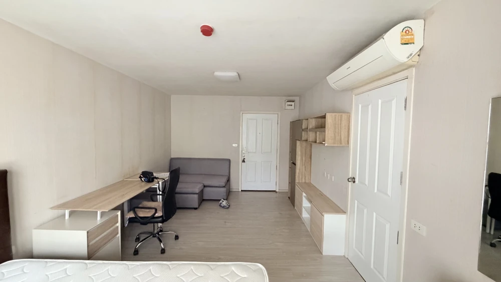 For rent: Aspire Sathorn - Taksin (Copper Zone). Low floor unit, comfortable and fully furnished. Affordable price. Complete amenities. Book now!