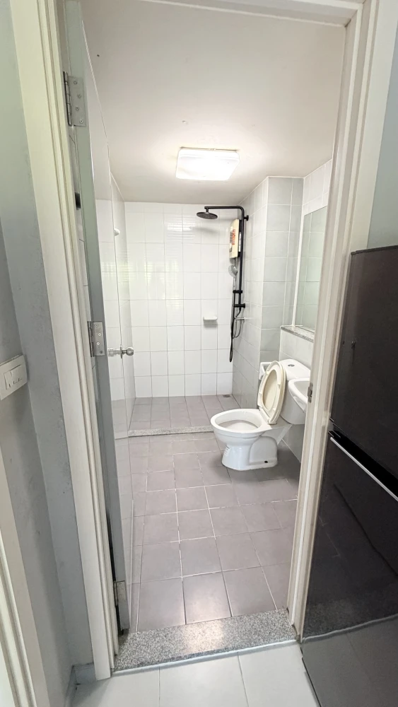 For rent: Aspire Sathorn - Taksin (Copper Zone). Low floor unit, comfortable and fully furnished. Affordable price. Complete amenities. Book now!