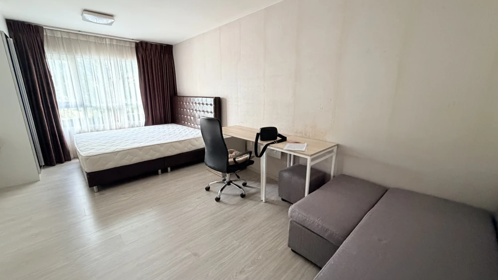 For rent: Aspire Sathorn - Taksin (Copper Zone). Low floor unit, comfortable and fully furnished. Affordable price. Complete amenities. Book now!