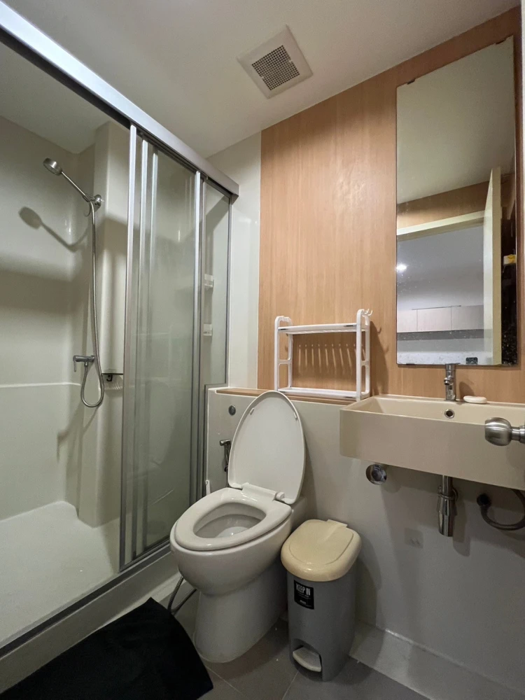 For rent: Aspire Sathorn Thapra. Nice room with high-quality built-in furniture and complete amenities. Don't miss out!