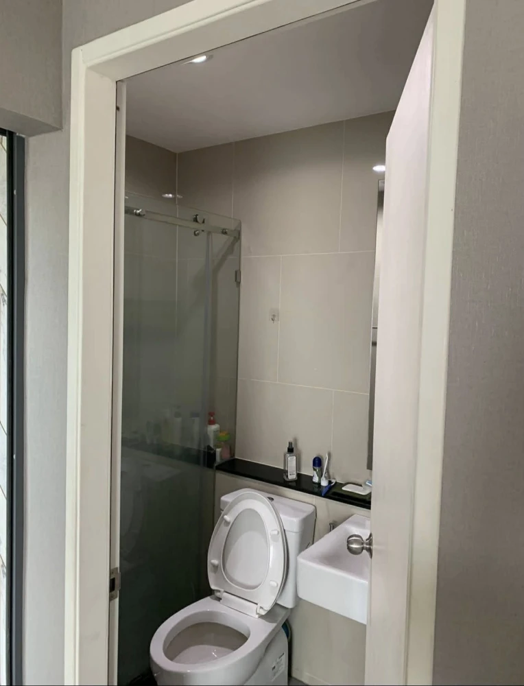 For rent: Aspire Sathorn Thapra, ready-to-move-in unit with full furnishings, affordable price. Book now!