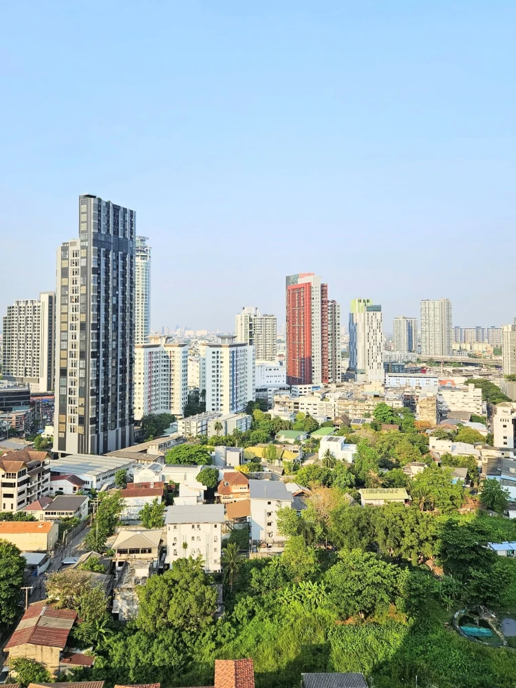 For rent: Aspire Sukhumvit - Rama 4, 1 bedroom, 1 multipurpose room, high floor, high privacy, corner unit to minimize disturbance from neighbors. Boo