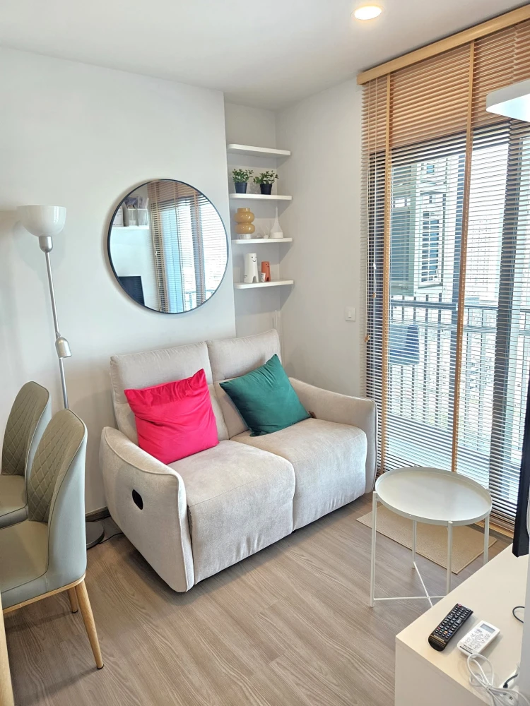 For rent: Aspire Sukhumvit - Rama 4, 1 bedroom, 1 multipurpose room, high floor, high privacy, corner unit to minimize disturbance from neighbors. Boo