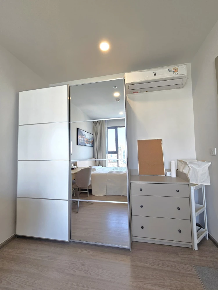 For rent: Aspire Sukhumvit - Rama 4, 1 bedroom, 1 multipurpose room, high floor, high privacy, corner unit to minimize disturbance from neighbors. Boo