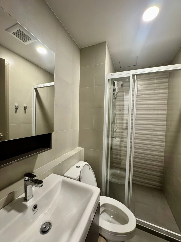 For rent: Aspire Sukhumvit - Rama 4, 2 bedrooms, high-quality built-in furniture, beautiful unblocked city view. Book now!